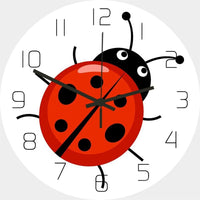 Horloge murale coccinelle rouge à pois noirs au centre d’un cadran blanc avec 12 chiffres, deux antennes et de grands yeux, idéale pour une chambre d’enfant mesurant 30 cm diamètre