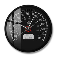 vue de face de l'Horloge murale ronde au design de compteur de vitesse automobile, dotée d'un fond noir mat, de chiffres et graduations blancs allant de 0 à 140, des mentions « MPH » et « km/h », d'un faux écran numérique à cristaux liquides affichant des chiffres gris, ainsi que d'aiguilles blanches et d'un axe central cerclé de rouge avec option cadran noir