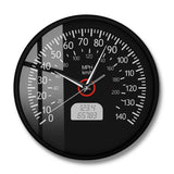 vue de face de l'Horloge murale ronde au design de compteur de vitesse automobile, dotée d'un fond noir mat, de chiffres et graduations blancs allant de 0 à 140, des mentions « MPH » et « km/h », d'un faux écran numérique à cristaux liquides affichant des chiffres gris, ainsi que d'aiguilles blanches et d'un axe central cerclé de rouge avec option cadran noir