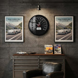 L'image présente un mur en béton brut dans un garage thématique, où une horloge compteur de vitesse trône entre deux posters de la légendaire Porsche 911 Carrera RS de 1966.