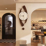 une horloge murale contemporaine au design unique en bois et acrylique sur le mur d'une salle à manger