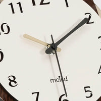 cadran zoom de l'horloge murale design contemporaine en bois