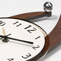 détails de l'horloge murale design contemporaine