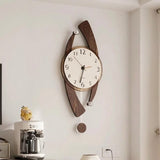 l'horloge murale design contemporaine sur le mur de la cuisine