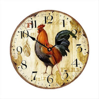 Horloge murale rustique style campagne chic avec motif de coq et plumes sur cadran en bois patiné, parfaite pour une décoration de cuisine ou de ferme