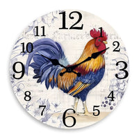 Horloge murale coq français représentant un majestueux coq de profil avec un plumage coloré aux nuances de bleu, orange et rouge sur un cadran blanc cassé aux chiffres originaux de différentes tailles, idéale pour une décoration de cuisine ou d'intérieur au style campagne chic.