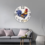 Horloge murale coq français représentant un majestueux coq de profil avec un plumage coloré aux nuances de bleu, orange et rouge sur un cadran blanc cassé aux chiffres originaux de différentes tailles, idéale pour une décoration de cuisine ou d'intérieur au style campagne chic dans le salon