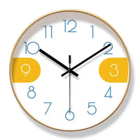 Horloge murale créative nordique avec cadran blanc, chiffres bleus et chiffres 3 et 9 sur fond jaune moutarde. Le cadre doré apporte une finition élégante à son design minimaliste et scandinave. Cette horloge moderne ajoute une touche chaleureuse et originale à un salon, une chambre, un bureau ou une entrée contemporaine.