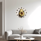Horloge murale avocat décorative installée dans un salon moderne, représentant un demi-avocat avec son noyau brun et sa chair verte en effet peinture sur un cadran beige clair, apportant une touche végétale et originale à la décoration intérieure.