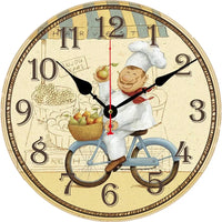 Horloge murale décorative de cuisine vintage avec un chef boulanger en vélo avec des poires