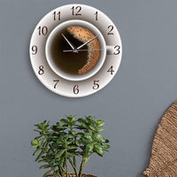 Horloge murale cuisine café au lait fixée sur un mur gris au-dessus d'une plante verte