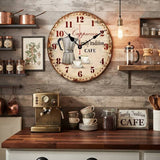 une horloge murale cappuccino vintage rouge et bois veilli pour la cuisine avec une cafetière et deux tasses de café avec écriture family tradition cafe cappucciono installé sur le mur d'une cuisine italiene style ancienne