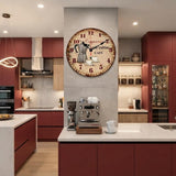 une horloge murale cappuccino vintage rouge et bois veilli pour la cuisine avec une cafetière et deux tasses de café avec écriture family tradition cafe cappucciono installé sur le mur d'une cuisine moderne avec des meubles rouge et moderne