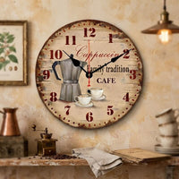une horloge murale cappuccino vintage rouge et bois veilli pour la cuisine avec une cafetière et deux tasses de café avec écriture family tradition cafe cappucciono installé dans sur le mur d'une cuisine vintage