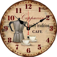 Horloge murale cuisine vintage représentant une cafetière et deux tasses de cappuccino sur un cadran vieilli avec inscriptions Café et Family Tradition.