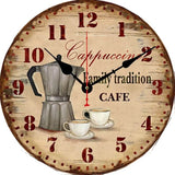 Horloge murale cuisine vintage représentant une cafetière et deux tasses de cappuccino sur un cadran vieilli avec inscriptions Café et Family Tradition.
