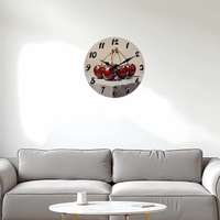 Horloge murale cuisine cerise représentant cinq cerises rouges éclatantes avec un effet peinturé artistique sur un cadran aux nuances beige clair et gris doux. Les fruits sont mis en valeur au centre de l’horloge avec des détails rappelant une illustration gourmande, tandis que les chiffres des heures noirs de tailles variées apportent du contraste au design. Une décoration murale fruitée et originale idéale pour une cuisine au style champêtre, rustique ou vintage dans le salon