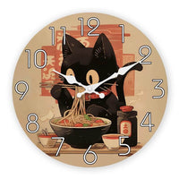 Horloge murale illustrant un chat noir assis dans une cuisine japonaise traditionnelle en train de savourer un délicieux bol de ramen. Le félin affiche une expression joyeuse tandis que le décor du cadran reprend des éléments inspirés de la culture japonaise. Les chiffres des heures entourent la scène et deux aiguilles blanches complètent cette horloge décorative idéale pour une cuisine ou un intérieur au style asiatique.