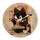 Horloge murale illustrant un chat noir assis dans une cuisine japonaise traditionnelle en train de savourer un délicieux bol de ramen. Le félin affiche une expression joyeuse tandis que le décor du cadran reprend des éléments inspirés de la culture japonaise. Les chiffres des heures entourent la scène et deux aiguilles blanches complètent cette horloge décorative idéale pour une cuisine ou un intérieur au style asiatique.