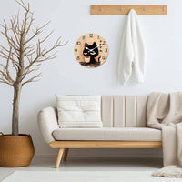 Horloge murale représentant un chat noir légèrement endormi en train de boire une tasse de café fumante dans sa cuisine ou son bureau. Le cadran beige est décoré d'inscriptions japonaises qui apportent une élégante ambiance asiatique. Les chiffres des heures entourent l'illustration tandis que deux aiguilles blanches complètent cette horloge décorative idéale pour une cuisine, un bureau ou un coin café au style japonais. dans le salon clair