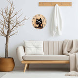 Horloge murale représentant un chat noir légèrement endormi en train de boire une tasse de café fumante dans sa cuisine ou son bureau. Le cadran beige est décoré d'inscriptions japonaises qui apportent une élégante ambiance asiatique. Les chiffres des heures entourent l'illustration tandis que deux aiguilles blanches complètent cette horloge décorative idéale pour une cuisine, un bureau ou un coin café au style japonais. dans le salon clair