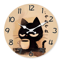 Horloge murale représentant un chat noir légèrement endormi en train de boire une tasse de café fumante dans sa cuisine ou son bureau. Le cadran beige est décoré d'inscriptions japonaises qui apportent une élégante ambiance asiatique. Les chiffres des heures entourent l'illustration tandis que deux aiguilles blanches complètent cette horloge décorative idéale pour une cuisine, un bureau ou un coin café au style japonais.