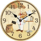 Horloge murale vintage pour cuisine avec un chef boulanger en pause café devant un bistro