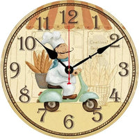 Horloge murale de cuisine vintage avec un chef boulanger à scooter transportant des baguettes de pain
