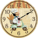 Horloge murale de cuisine vintage avec un chef boulanger à scooter transportant des baguettes de pain