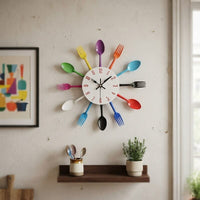 Horloge murale multicolore originale avec couverts pour cuisine et salon