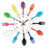 Horloge murale design aux couverts multicolores pour décoration de cuisine