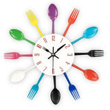 Horloge murale design aux couverts multicolores pour décoration de cuisine