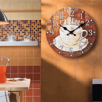 horloge murale pour la cuisine décorée avec une tasse de café et des cupcakes sur le mur de la cuisine