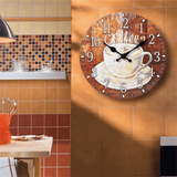 horloge murale pour la cuisine décorée avec une tasse de café et des cupcakes sur le mur de la cuisine