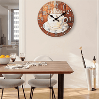 horloge murale pour la cuisine décorée avec une tasse de café et des cupcakes dans le salon