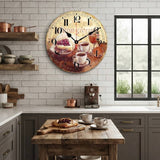 horloge-murale-cuisine-dejeuner-italien ambiance café-restaurant rétro, installée sur un mur de briques blanches dans une cuisine lumineuse