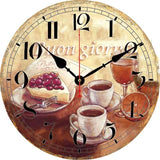 Horloge murale cuisine italienne Buon Giorno avec tasse de café, gâteau, orange et jus sur cadran beige chaleureux