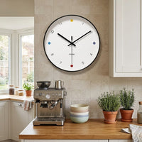 Horloge murale scandinave moderne et décorative ronde 30 cm avec cadran minimaliste multi-couleurs IPURAS dans une cuisine moderne en bois