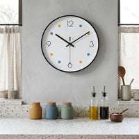 Horloge murale cuisine scandinave moderne originale accrochée au-dessus d'un plan de travail lumineux