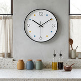 Horloge murale cuisine scandinave moderne originale accrochée au-dessus d'un plan de travail lumineux