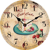 Horloge murale vintage pour cuisine avec gâteau aux fraises, crème fraîche, fraises entières et inscription « Cup Cake » sur fond beige vieilli.