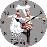 Horloge murale décorative représentant deux chefs cuisiniers en tenue professionnelle préparant un plat ensemble dans une cuisine. L’un des chefs chauffe une préparation dans une casserole tandis que l’autre mélange et goûte la recette avec deux grandes cuillères, illustrant leur travail d’équipe et leur passion pour la gastronomie. Le cadran gris met en valeur cette scène culinaire avec des chiffres noirs bien visibles pour une lecture facile de l’heure. Une horloge murale originale pour les amateurs de cu