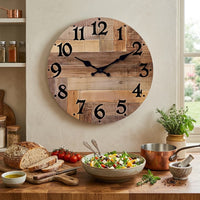 Horloge murale en bois cuisine rustique decorative et silencieuse au design vintage dans la cuisine avec diner sur la table
