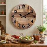 Horloge murale en bois cuisine rustique decorative et silencieuse au design vintage dans la cuisine avec diner sur la table