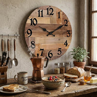 Horloge murale en bois cuisine sur mur en stuc au-dessus d'un petit-déjeuner