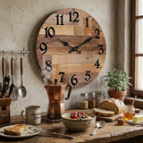 Horloge murale en bois cuisine sur mur en stuc au-dessus d'un petit-déjeuner