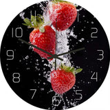 une horloge murale fraise pour la cuisine