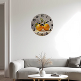 Horloge murale avec deux oranges et feuilles vertes au style peinture sur fond gris artistique sur le mur du salon