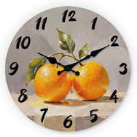 Horloge murale avec deux oranges et feuilles vertes au style peinture sur fond gris artistique