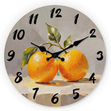 Horloge murale avec deux oranges et feuilles vertes au style peinture sur fond gris artistique